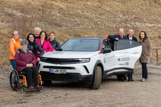  v. li.: Daniela Kirchmaier, Sabine Eichinger, Michaela Schilling, Günther Marz,  Gertraud Echter-Burkhardt, Simone Hohenreiter, Wendelin Burkhardt, Bischof Christian Kopp, Sylvia Felchner