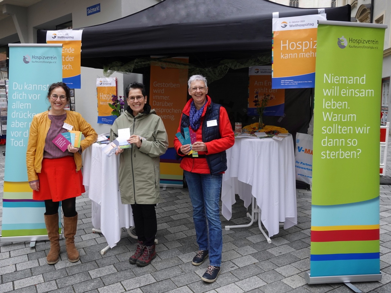 Infostand des Hospizvereins am Salzmarkt Kaufbeuren